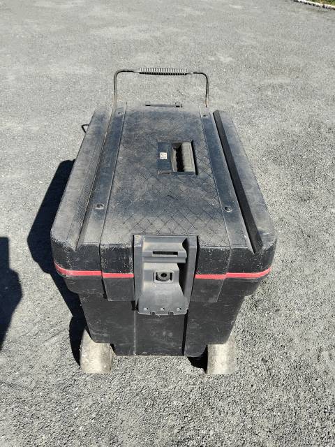 Vends bo&icirc;te de pansage 