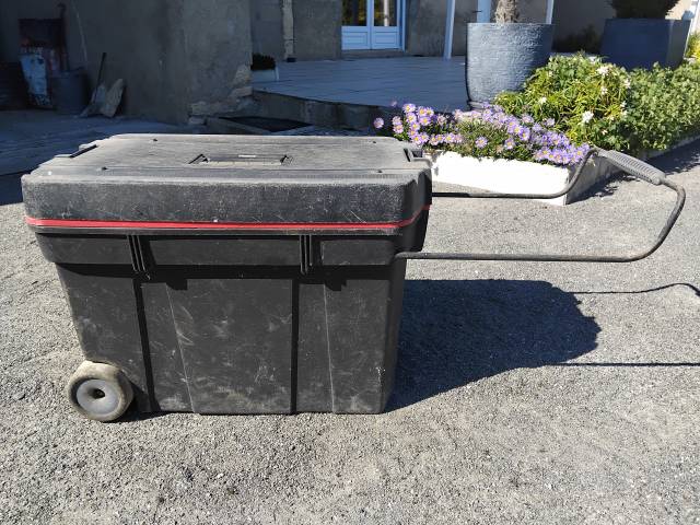 Vends bo&icirc;te de pansage 