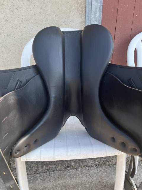 Selle dressage Antares mod&egrave;le Signature quartiers 3N