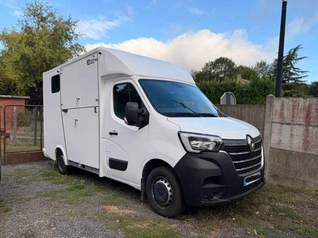 RENAULT MASTER &ndash; 2022 &ndash; 3 PLACES &ndash; STALLE &ndash; 120 000KM