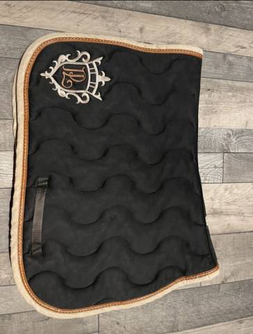 Tapis P&eacute;n&eacute;lope noir et camel taille cob 