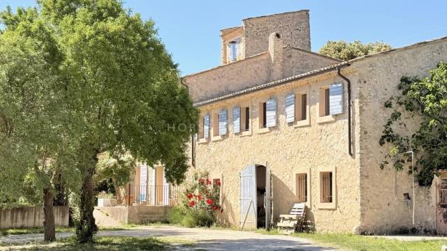 Belle bastide &eacute;questre au coeur de la Provence avec 2 g&icirc;tes