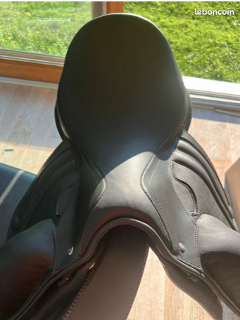 Selle de dressage neuve de marque OKLES