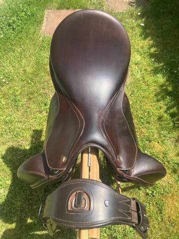 Selle dressage marron prestige, sellerie Fouilloux