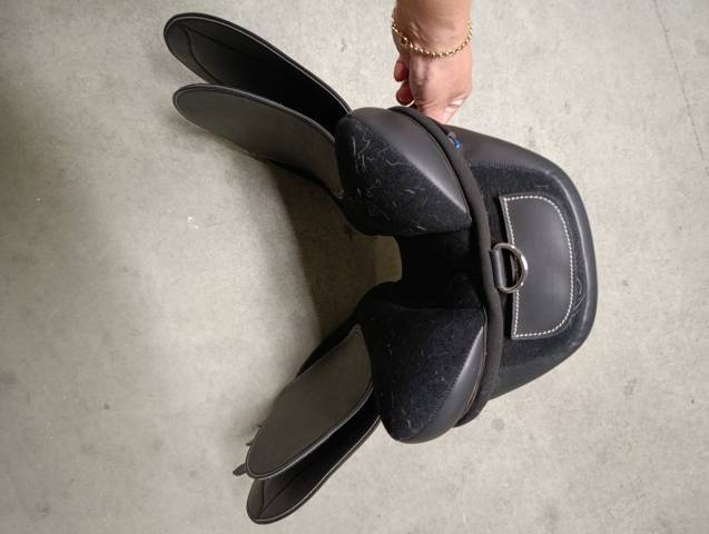 Selle Norton synth&eacute;tique 17.5"