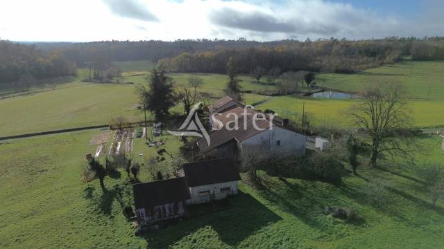 Propri&eacute;t&eacute; avec maison en pierre sur 8ha proche Rib&eacute;rac