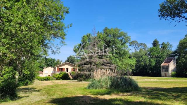 Domaine agricole avec &eacute;tang et d&eacute;pendances sur 28 ha proche Ca