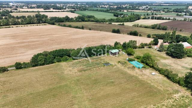 Terrain ind&eacute;pendant avec hangar et station de forage