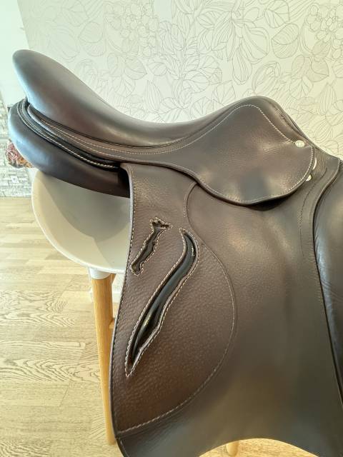 Selle ANTARES mod&egrave;le contact 17 pouces 