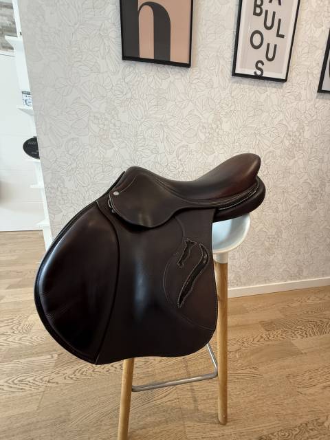 Selle ANTARES mod&egrave;le contact 17 pouces 