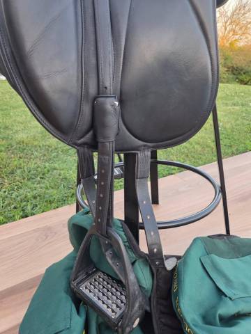 Selle dressage Makila S DEVOUCOUX TBE  17.5 + &eacute;triers