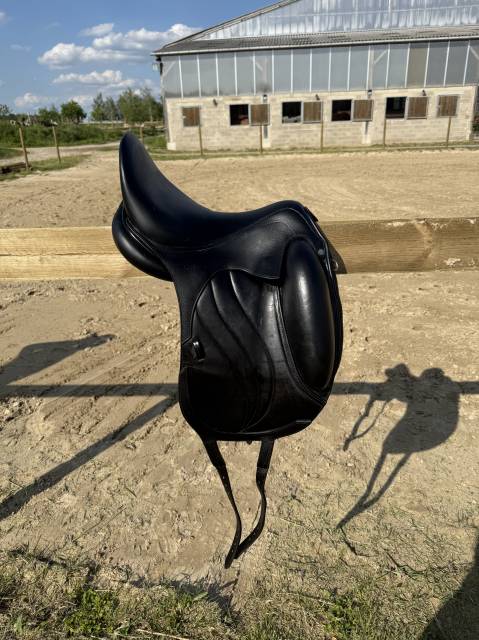 Selle de dressage GBS 17 pouces 