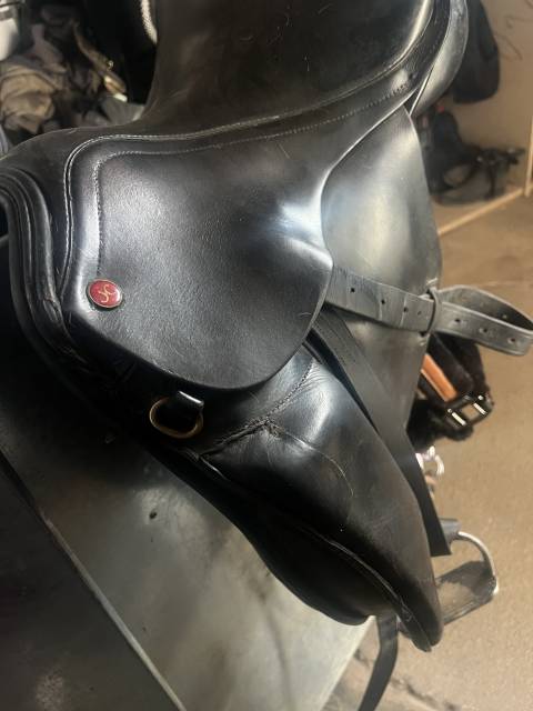 Selle dressage 17,5" noir quartier taille M&eacute;dium 