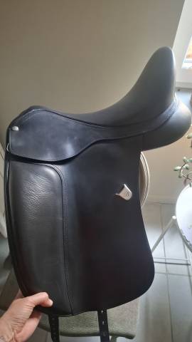 Selle dressage Bates Cair noire 18" Tr&egrave;s bon &eacute;tat 