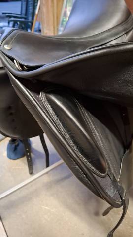 Selle dressage Bates Cair noire 18" Tr&egrave;s bon &eacute;tat 