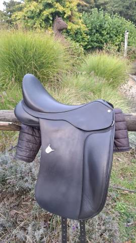 Selle dressage Bates Cair noire 18" Tr&egrave;s bon &eacute;tat 
