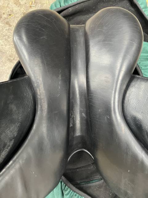 Selle de dressage 