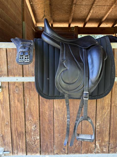 Selle de dressage Antar&egrave;s 18&rdquo; Quartier 4 + accessoires