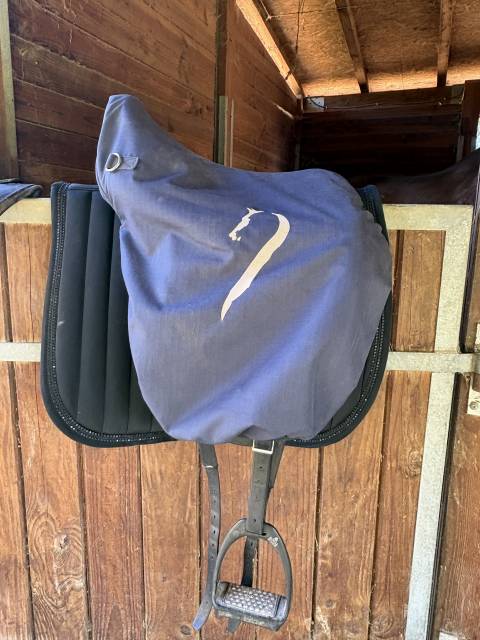 Selle de dressage Antar&egrave;s 18&rdquo; Quartier 4 + accessoires