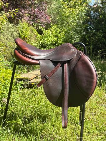 &Agrave; vendre : Selle CWD 18 pouces