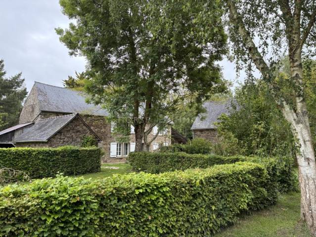 Propri&eacute;t&eacute; en pierre avec g&icirc;te ind&eacute;pendant sur 2 hectares &agrave;