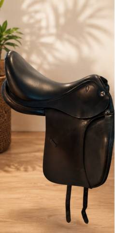 Selle de dressage Prestige Venus 18" &agrave; vendre &ndash; Tr&egrave;s bo