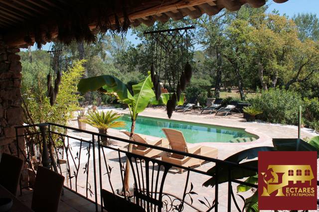 Propri&eacute;t&eacute; &eacute;questre de caract&egrave;re  &agrave; Roquebrune sur Argens . Rare &agrave; la vente !