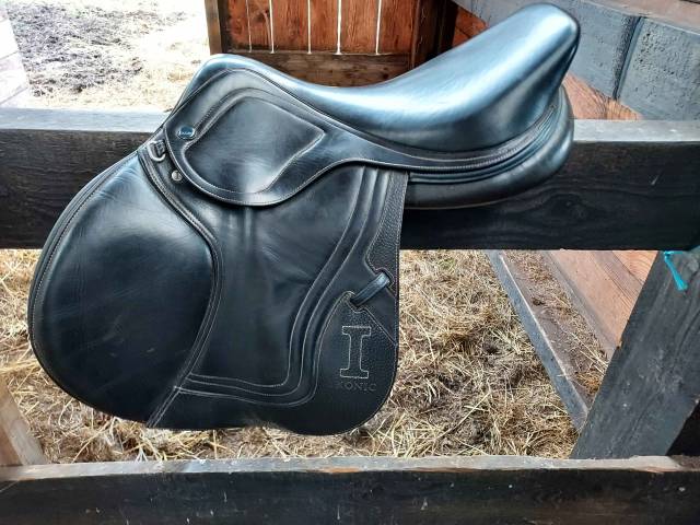 Selle d'&eacute;quiation Ikonic Evolution Line Taille : 17.5"