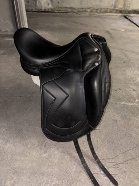 Selle de dressage 