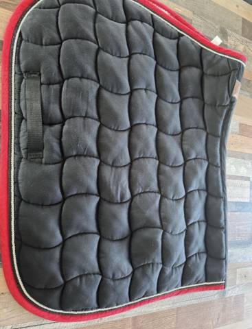 Tapis d&rsquo;&eacute;quitation Harcour noir avec les contours rouge