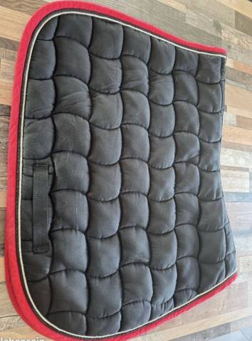 Tapis d&rsquo;&eacute;quitation Harcour noir avec les contours rouge