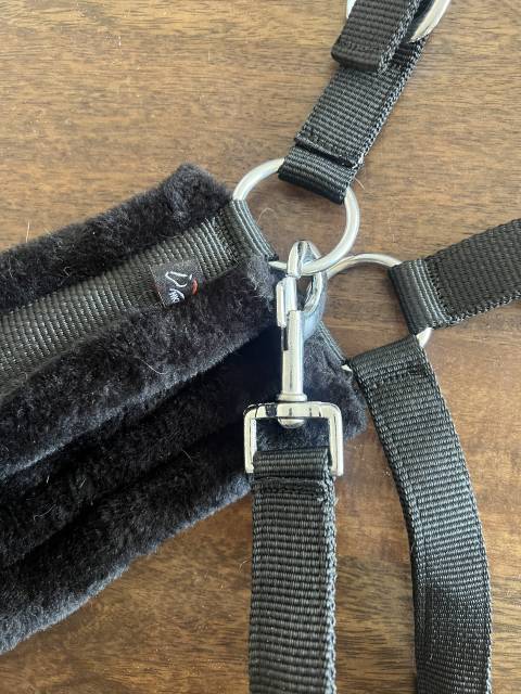 Licol HKM doubl&eacute; mouton noir 