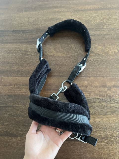 Licol HKM doubl&eacute; mouton noir 