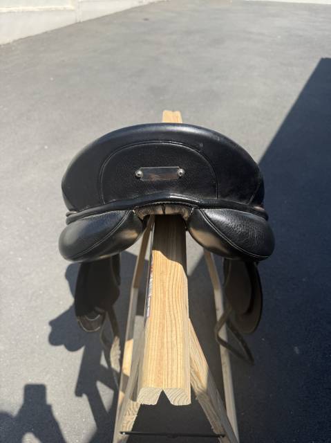 Selle de dressage Zaldi Mot &ndash; 17,5&rdquo; &ndash; Ann&eacute;e 2020 