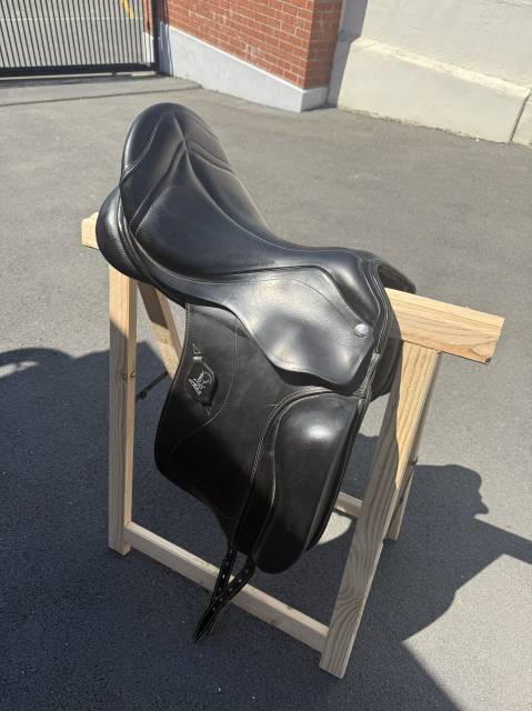 Selle de dressage Zaldi Mot &ndash; 17,5&rdquo; &ndash; Ann&eacute;e 2020 