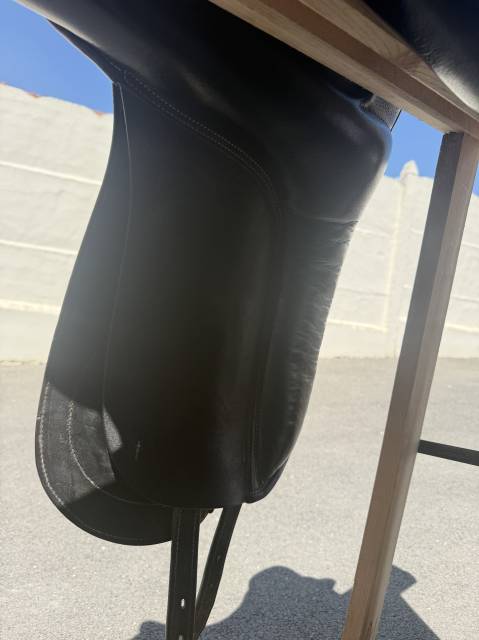Selle de dressage Zaldi Mot &ndash; 17,5&rdquo; &ndash; Ann&eacute;e 2020 