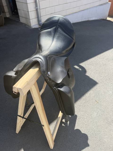 Selle de dressage Zaldi Mot &ndash; 17,5&rdquo; &ndash; Ann&eacute;e 2020 