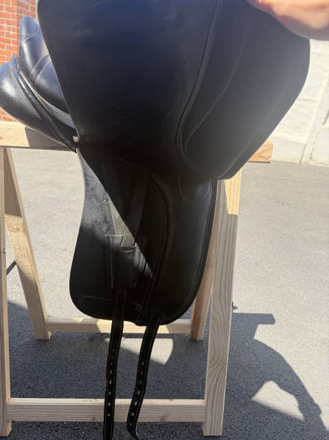 Selle de dressage Zaldi Mot &ndash; 17,5&rdquo; &ndash; Ann&eacute;e 2020 