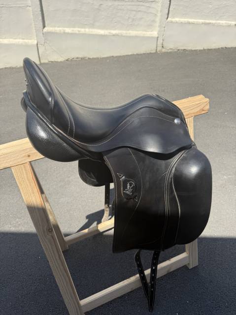 Selle de dressage Zaldi Mot &ndash; 17,5&rdquo; &ndash; Ann&eacute;e 2020 