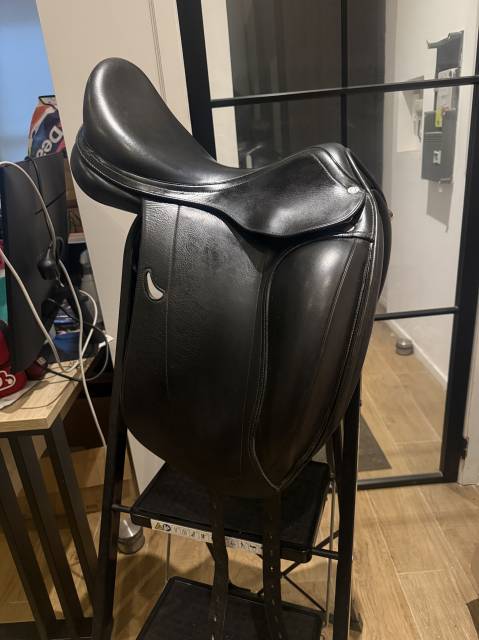  Selle de dressage &Eacute;quipe Emporio &ndash; 17&rdquo;