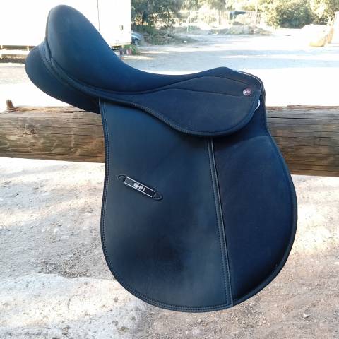 Selle mixte Hispano Hipica taille 17,5. Vendue nue.