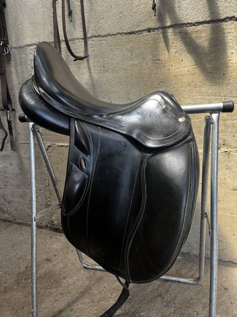 Selle de dressage 