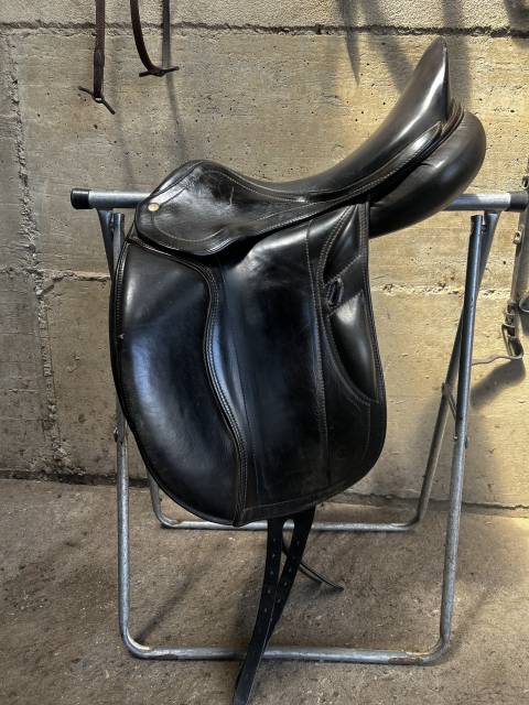 Selle de dressage 