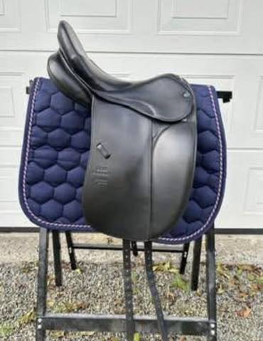 Selle de dressage 