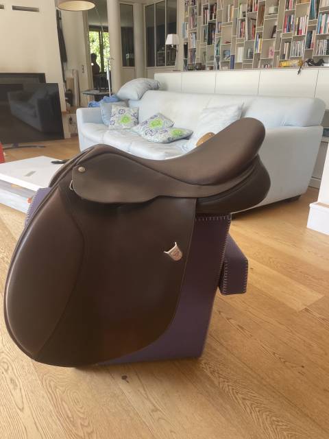 Selle mixte bates cuir h&eacute;ritage 17&rdquo; 2025