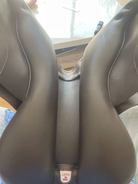Selle mixte bates cuir h&eacute;ritage 17&rdquo; 2025