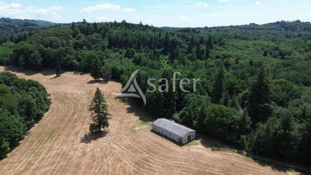 B&acirc;timent agricole avec 13 ha attenant
