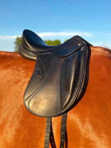 Selle dressage Herv&eacute; Godignon One noir 17,5
