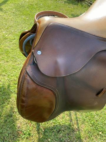 Selle GBS 17 &ndash; si&egrave;ge semi-creux &ndash; tr&egrave;s bon &eacute;tat