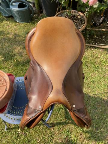Selle GBS 17 &ndash; si&egrave;ge semi-creux &ndash; tr&egrave;s bon &eacute;tat